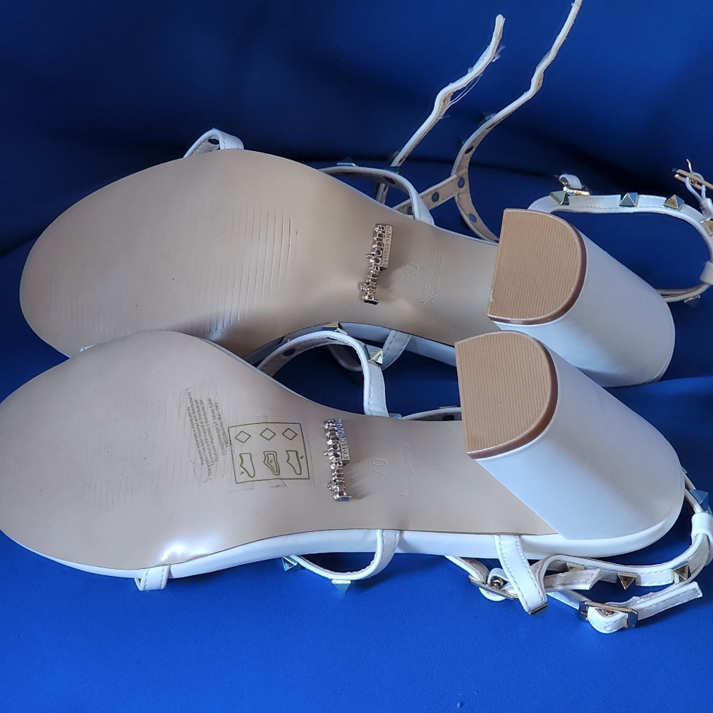 Shoe's - Picture 4 of 5